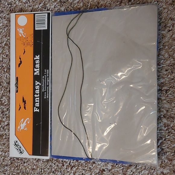 Feathered Mardi Gras mask - NWT - Picture 2 of 2